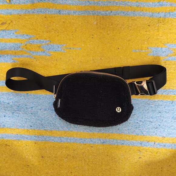 lululemon athletica Handbags - Lululemon Everywhere Belt Bag Black Sherpa